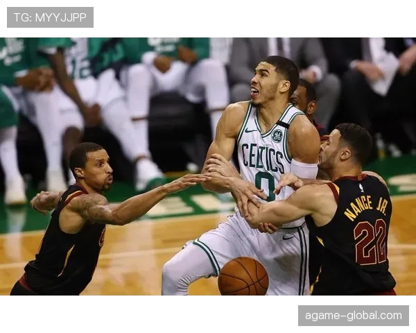 裁判为何有时对犯规视而不见？有利原则的判罚逻辑解析